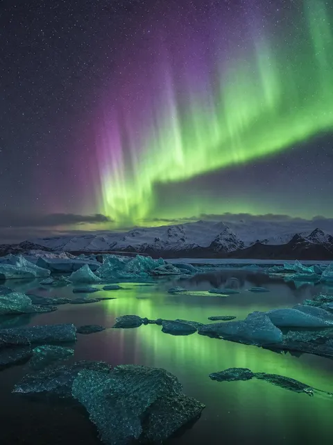 Aurora glacier lagoon reflection prompt